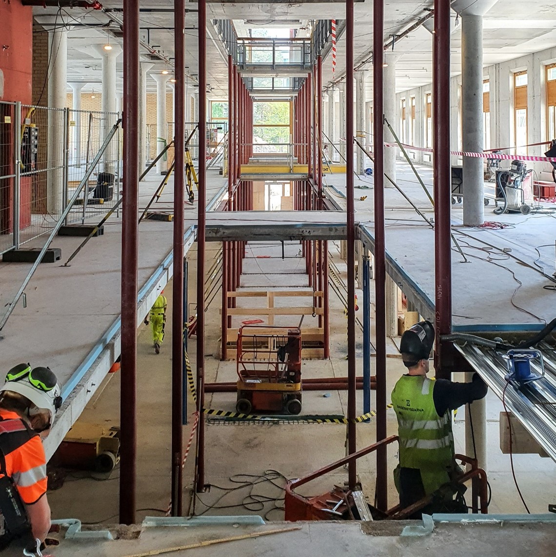 Byggarbetsplats med stålstommar vid Riksäpplet i Haninge